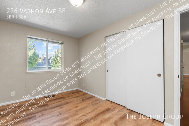 Building Photo - 226 Vashon Ave SE