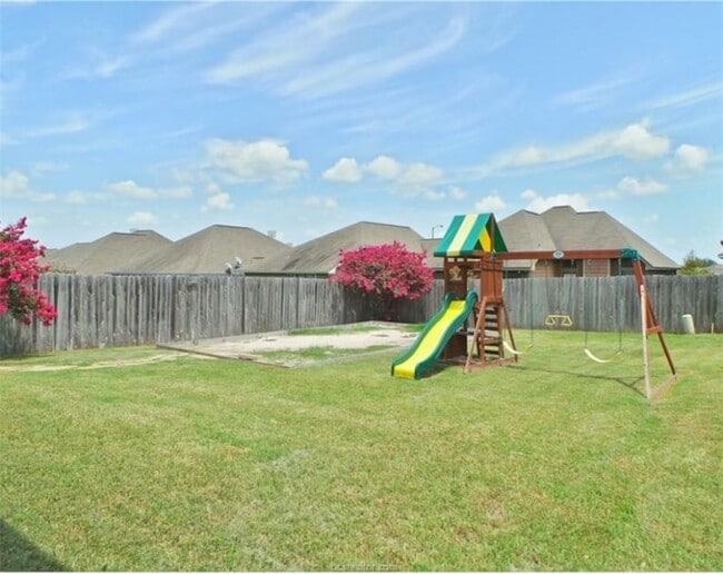 Building Photo - 2711 Silver Oak Dr