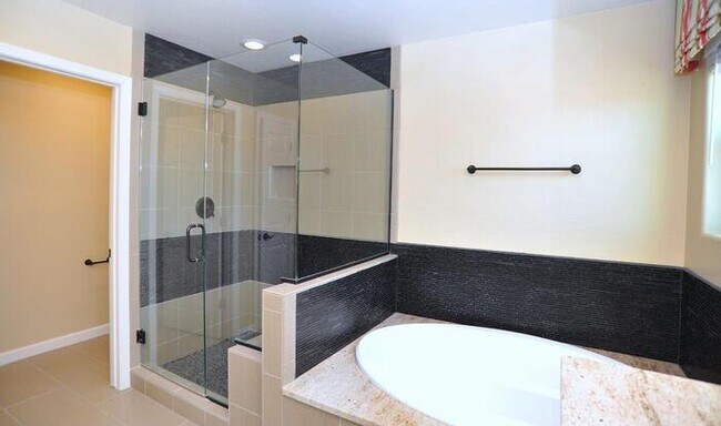 Building Photo - Stunning Executive Home (former model) in ...