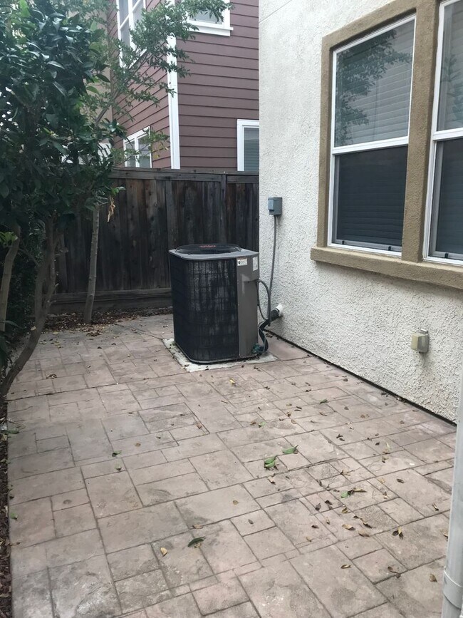 Building Photo - 4BR|2.5BA Townhome w/Garage|Yard|Water |Se...