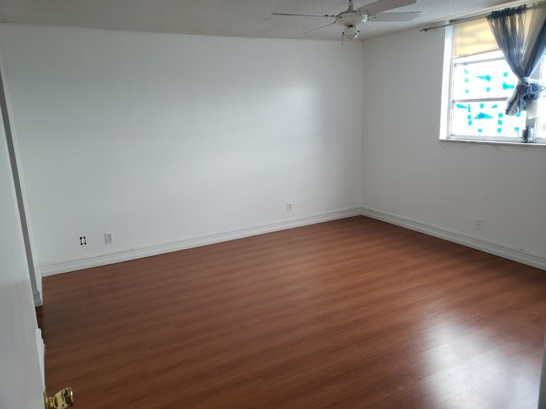 Master Bedroom - 406 NW 68th Ave