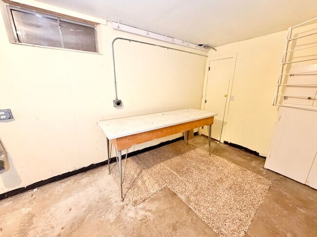 Building Photo - DEC RENT FREE FOR A LEASE STARTING BY NOV 15TH! - BRICK HOME WITH FINISHED BASEMENT