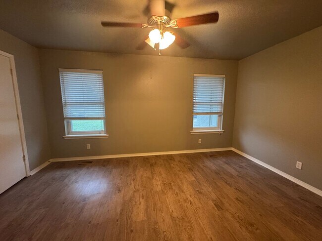 Building Photo - Cute 3 bed 2 bath in Broken Arrow