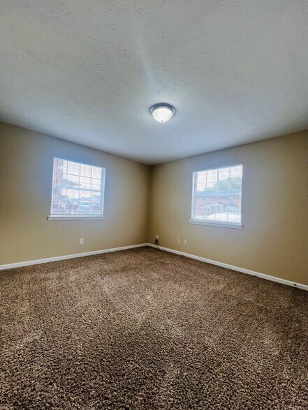 Building Photo - "Charming 2-Bedroom Gem in Clarksville – Cozy 965 Sq Ft Retreat!" 3854D Northeast Dr. Clarksville...