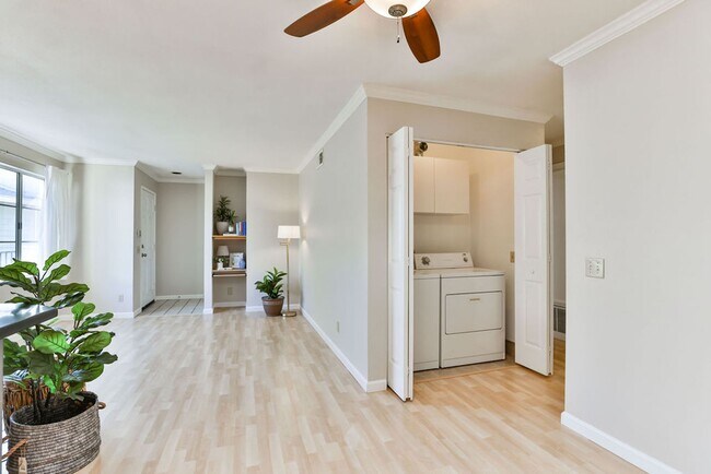 Building Photo - Talmadge : spacious 2 bed, 2 ba top floor condo