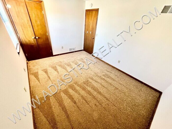 Building Photo - Spacious Duplex in Blue Valley-Available NOW!!