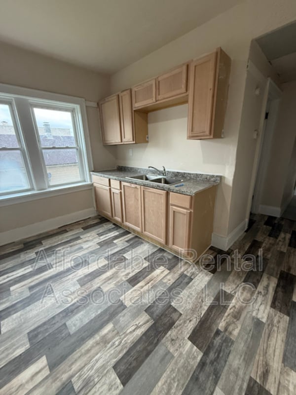 Building Photo - 1020 W National Ave