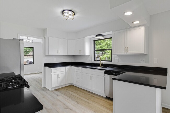 Building Photo - 452 Pasadena Dr