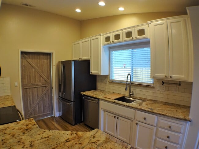 Building Photo - 3008 California Park Dr