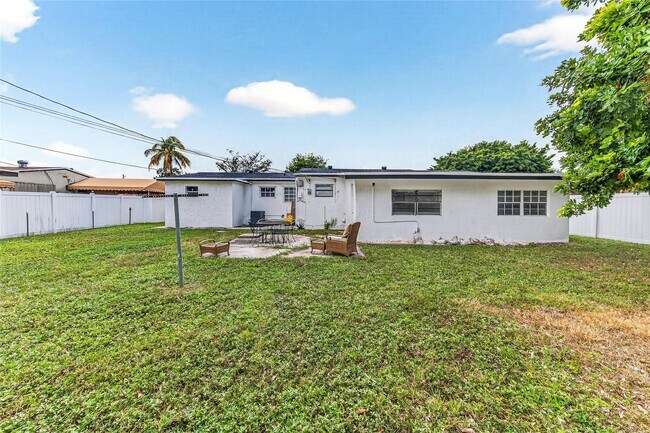 Building Photo - 19621 NW 11th Ct