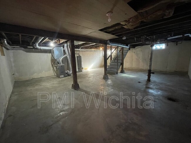 Building Photo - 2322 S Broadview St