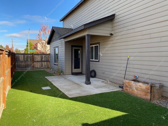 Building Photo - Bright Southeast Bend Home Near Canal Trai...