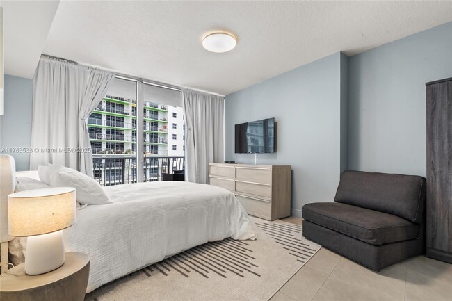 Building Photo - 1750 N Bayshore Dr