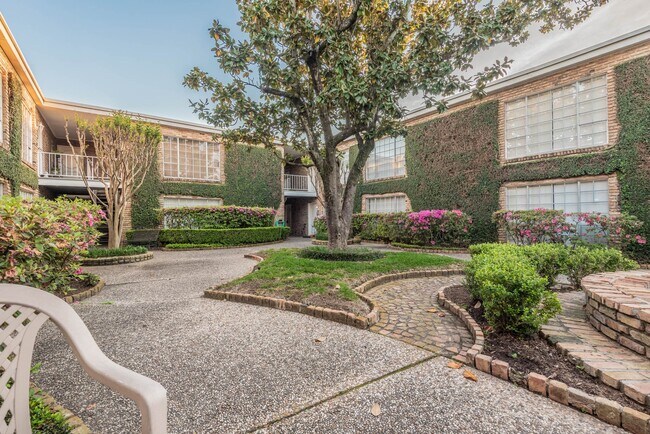 Building Photo - 2121 Fountain View Dr