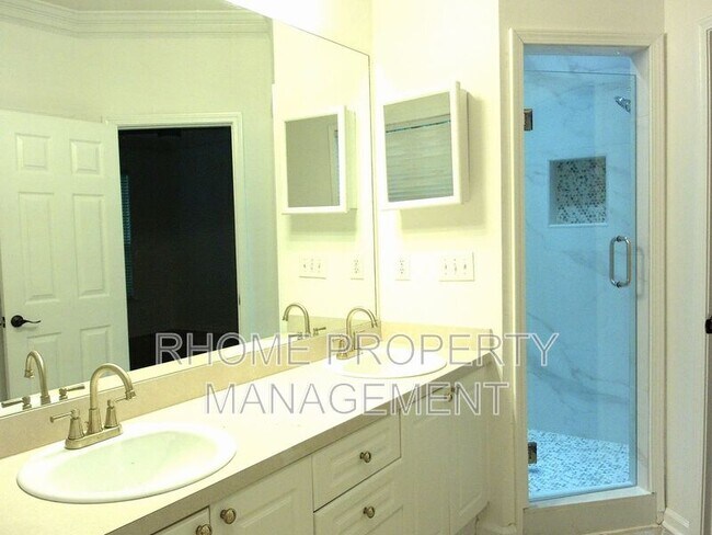 Building Photo - 2400 Cumberland Pkwy SE