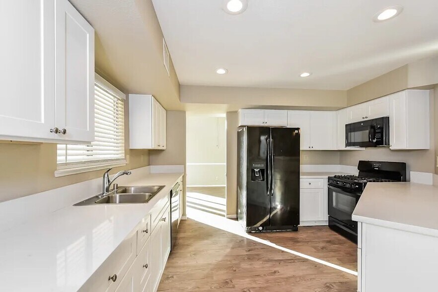 Building Photo - 3320 Beach Port Dr