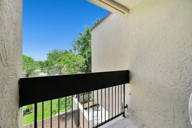 Building Photo - 9133 Fontainebleau Blvd