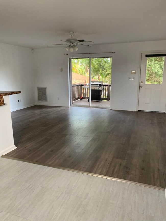 Building Photo - 121 S Oak St