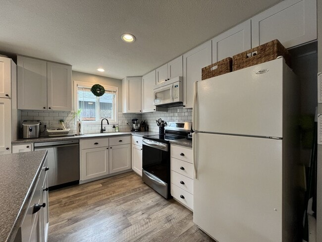 Building Photo - Charming Home Near Nike Campus with Vaulted Ceilings & Updated Kitchen