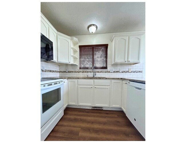 Building Photo - 8045 N Plum Creek Dr