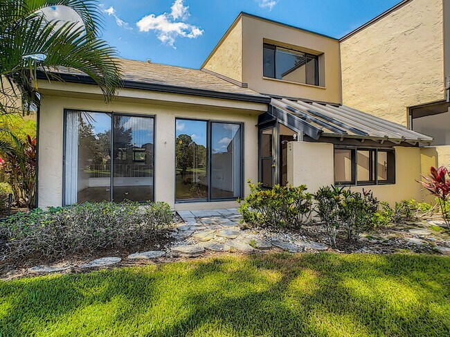 Building Photo - RARE 3 BEDROOM/ 2 BATH IN THE HIGHLY DESIR...