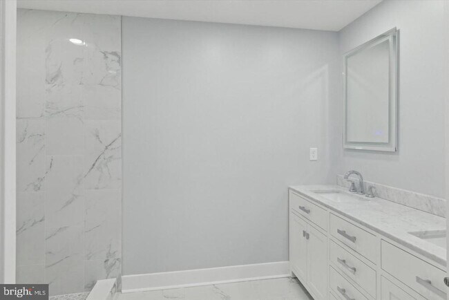 Building Photo - 10 Ladbroke Dr