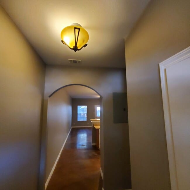 Building Photo - Beautiful Town Home