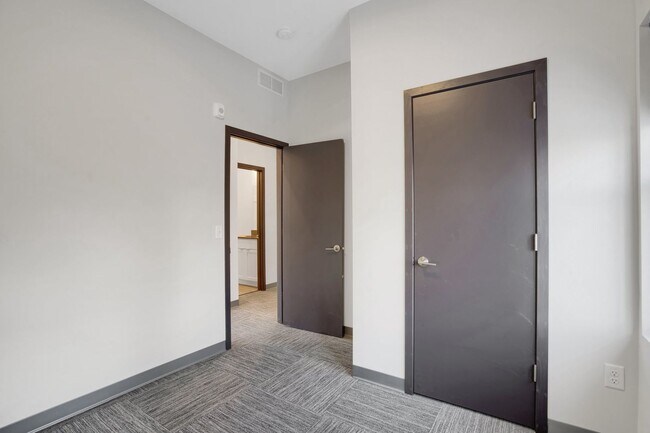 Building Photo - Spacious Brand New 8 Bed + 4 Bath near U of M!