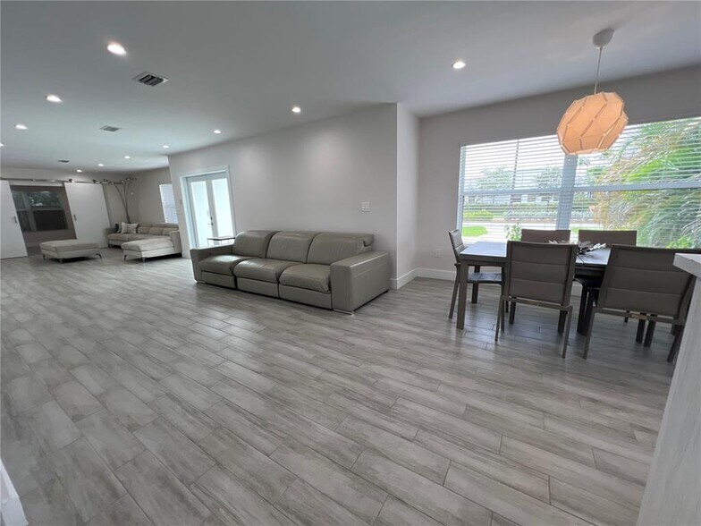 Building Photo - 1405 N 46th Ave