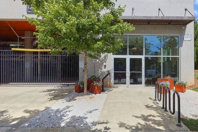 Building Photo - 525 Parkway Dr NE