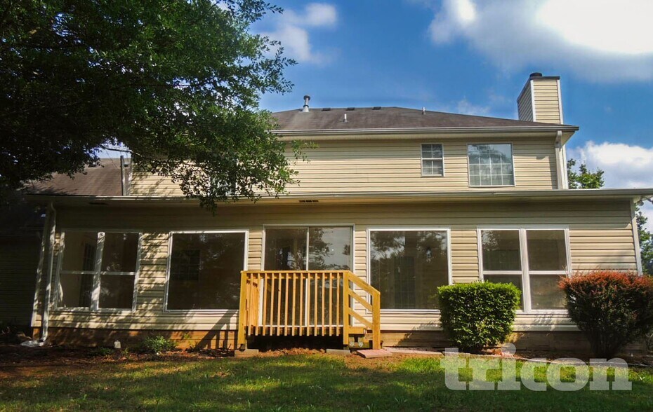 Building Photo - 8036 Harmony Lakes Dr