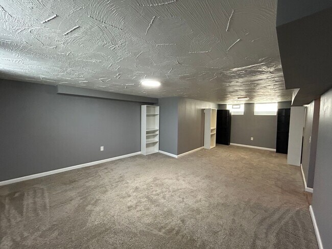 Building Photo - Spacious 3-Bedroom, 2-Bath House in South Euclid