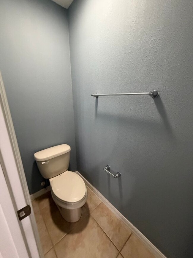 Building Photo - 5-Bed / 4.5 Bath Pool Home Available Now!