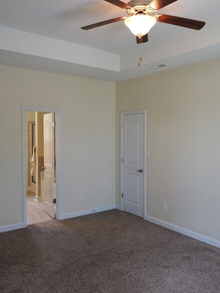 Building Photo - 611 Winfall Dr