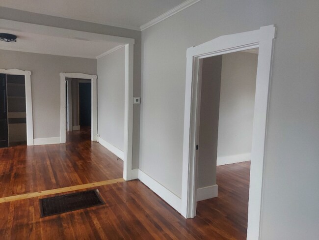 Building Photo - 1553 E McLemore Ave