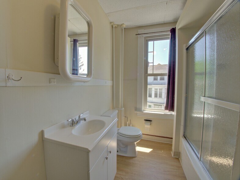 Building Photo - 324 Valley St