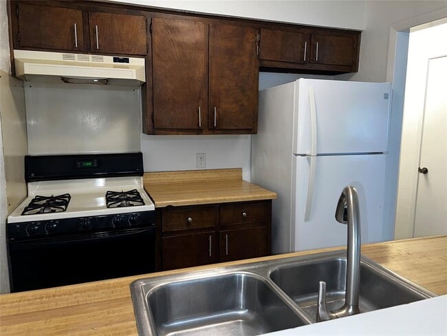 Building Photo - 807 Plumpton Dr