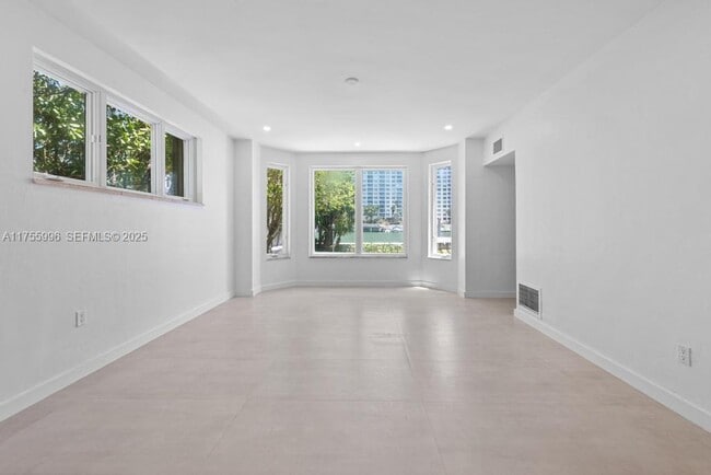 Building Photo - 5661 Pine Tree Dr