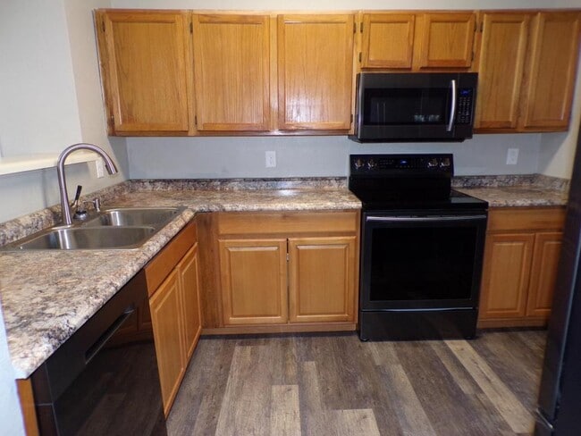 Building Photo - 5006 Parkwood Dr