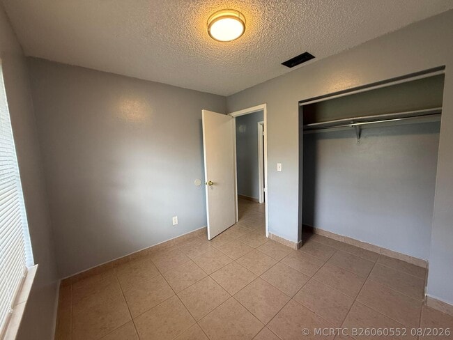 Building Photo - 5006 Sanibel Ave