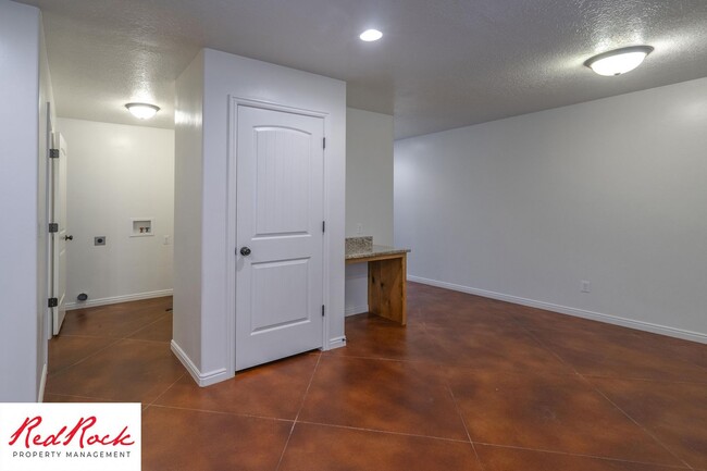 Building Photo - DOG-FRIENDLY 3 Bedroom Townhome with INTER...