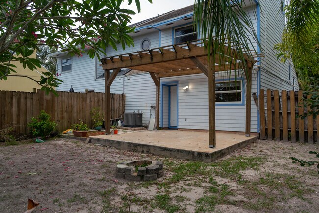 Building Photo - 9243 Green Meadows Way