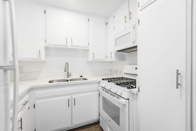 Interior Photo - 18407 Dearborn Street