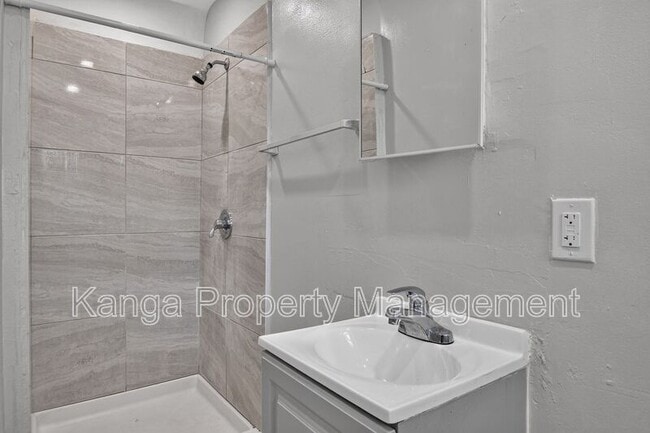 Building Photo - 887 7th St