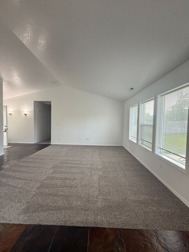 Building Photo - 3 bed, 2 bath- Kennewick Location!