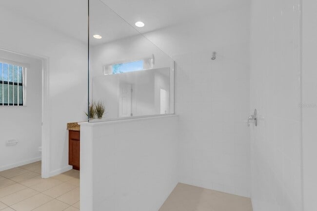 Building Photo - 2943 Casabella Dr