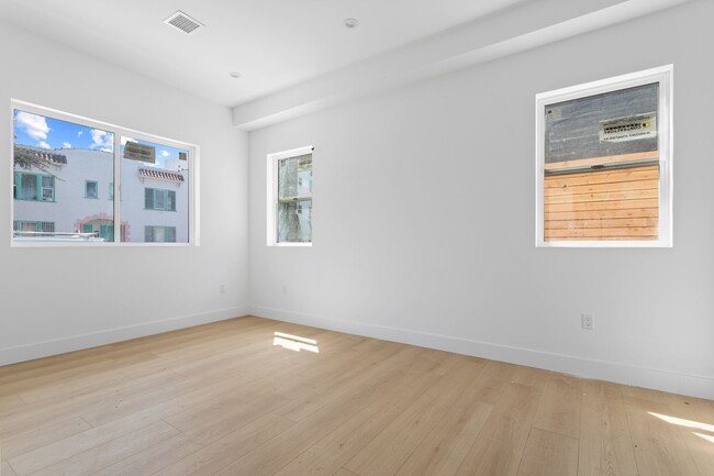 Building Photo - 713 N Gramercy Pl