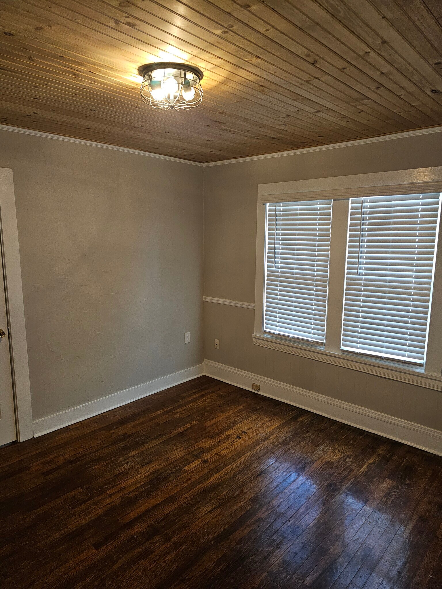 bedroom - 131 E Park Ave