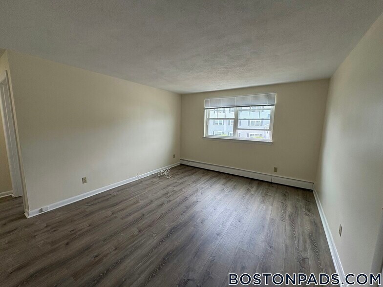 Building Photo - 10 River Dr