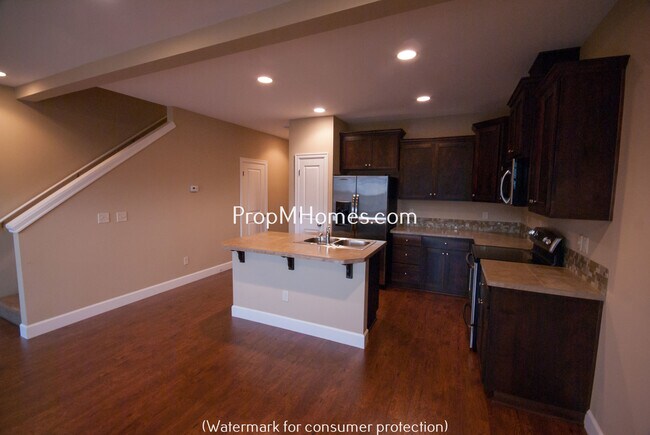 Building Photo - Beautiful Damascus Three Bedroom Townhouse in Wind Swept Waters!